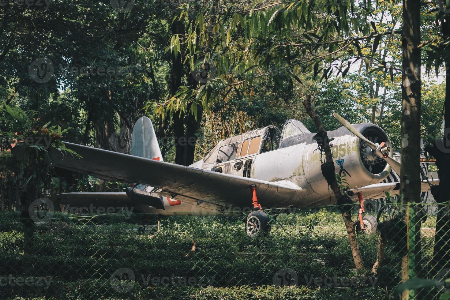 det övergivna vraket av ett indonesiskt propellerplan på Yogyakarta, Indonesien foto