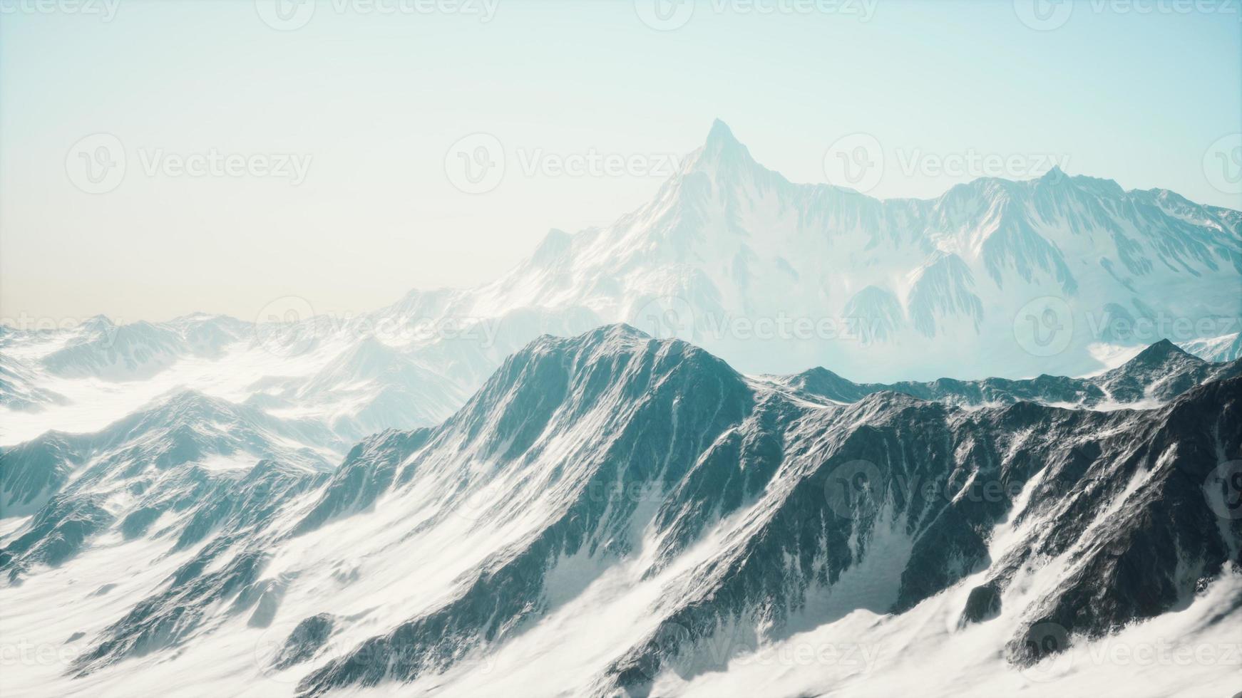 berg vinter kaukasus landskap med vita glaciärer och stenig topp foto