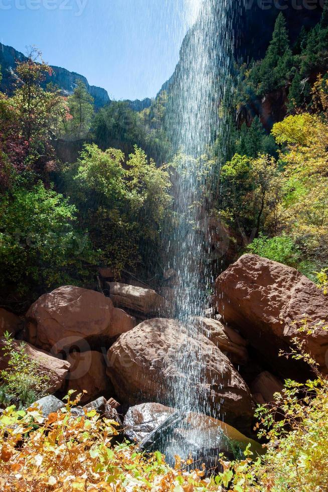 litet vattenfall i zion nationalpark foto