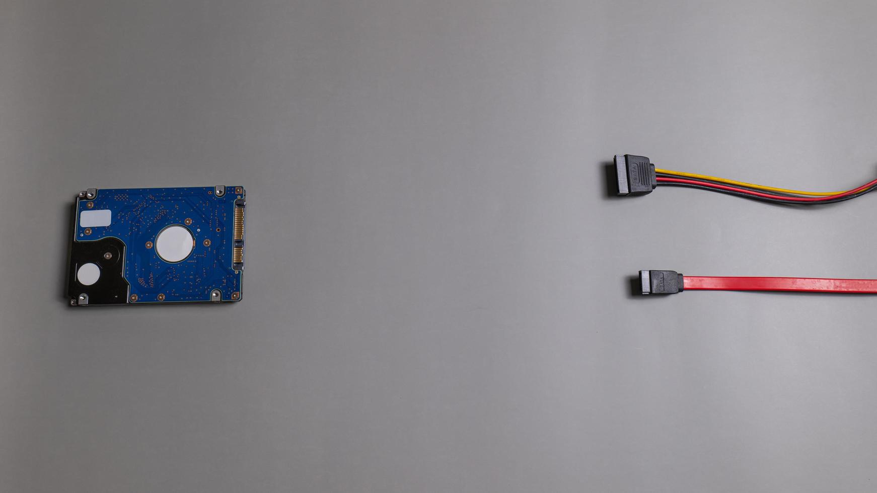 högvinkelvy av hdd-anslutning med sata-kabel och strömkabel. använder rätt typ för användning foto