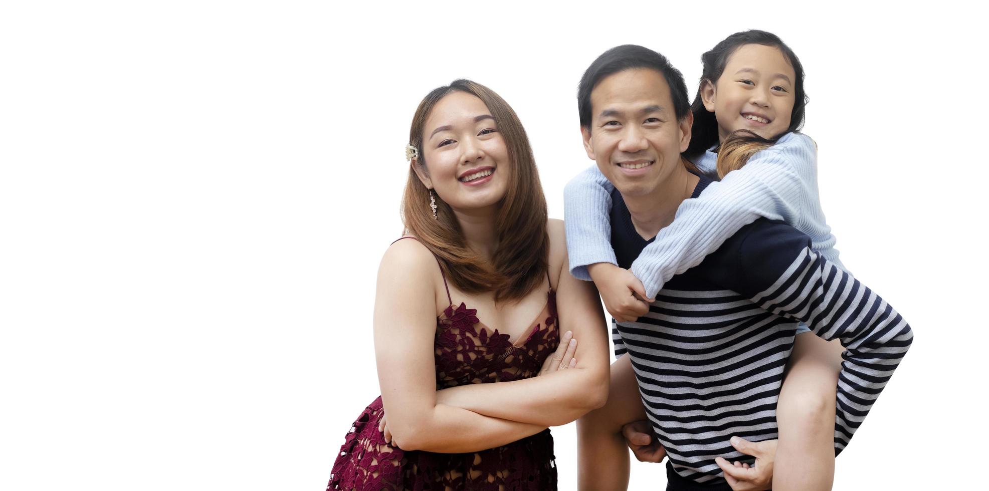 asiatisk familjekvinna och en man med liten junior kvinna leende och roliga isolerade över vit bakgrund foto