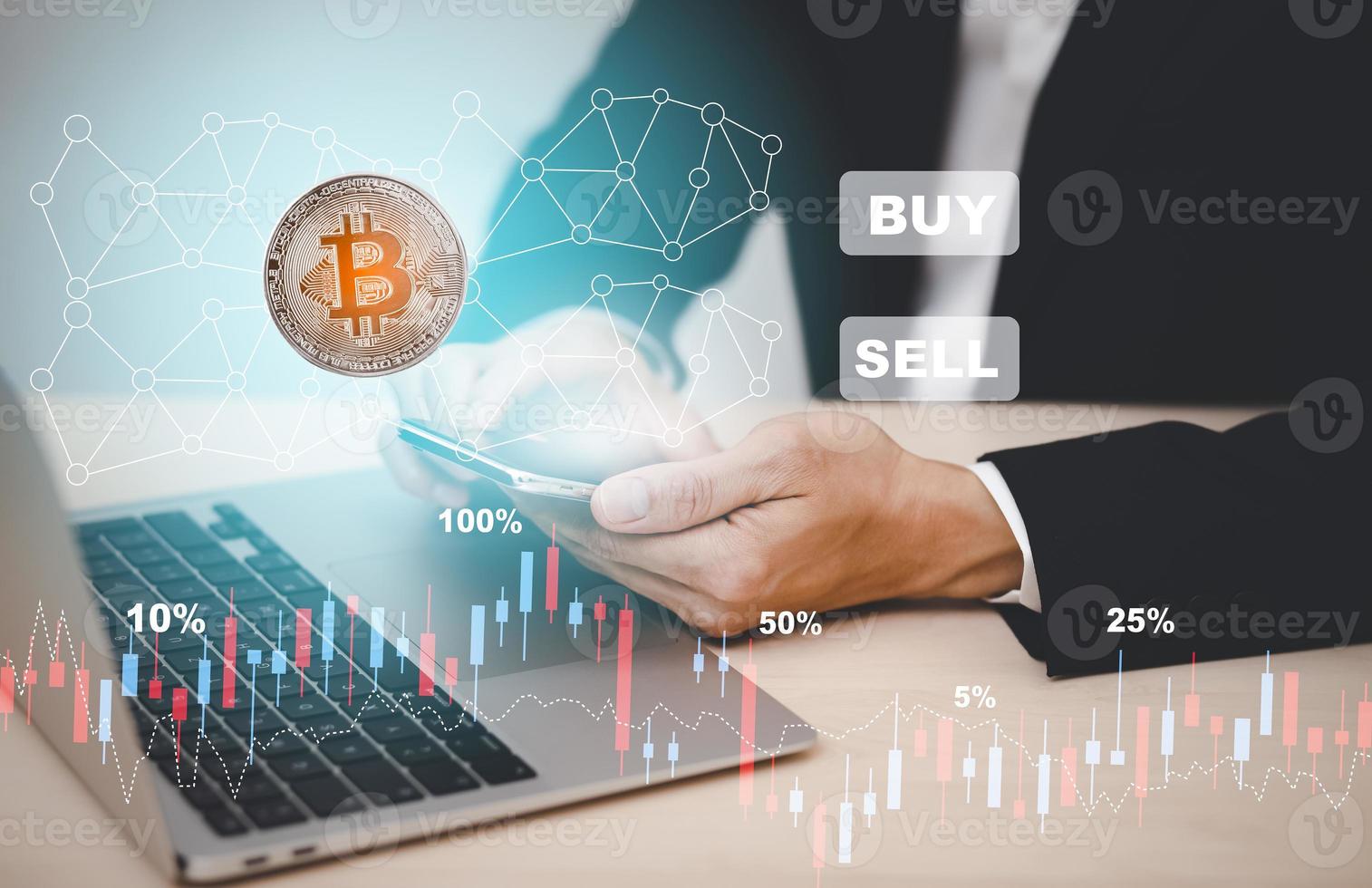 smartphone med bitcoin-diagram på skärmen bland högar av bitcoin-koncept. affärsman touch på mobilappskärmen med stora köp- och säljknappar på aktiemarknaden, kryptovaluta och finans. foto