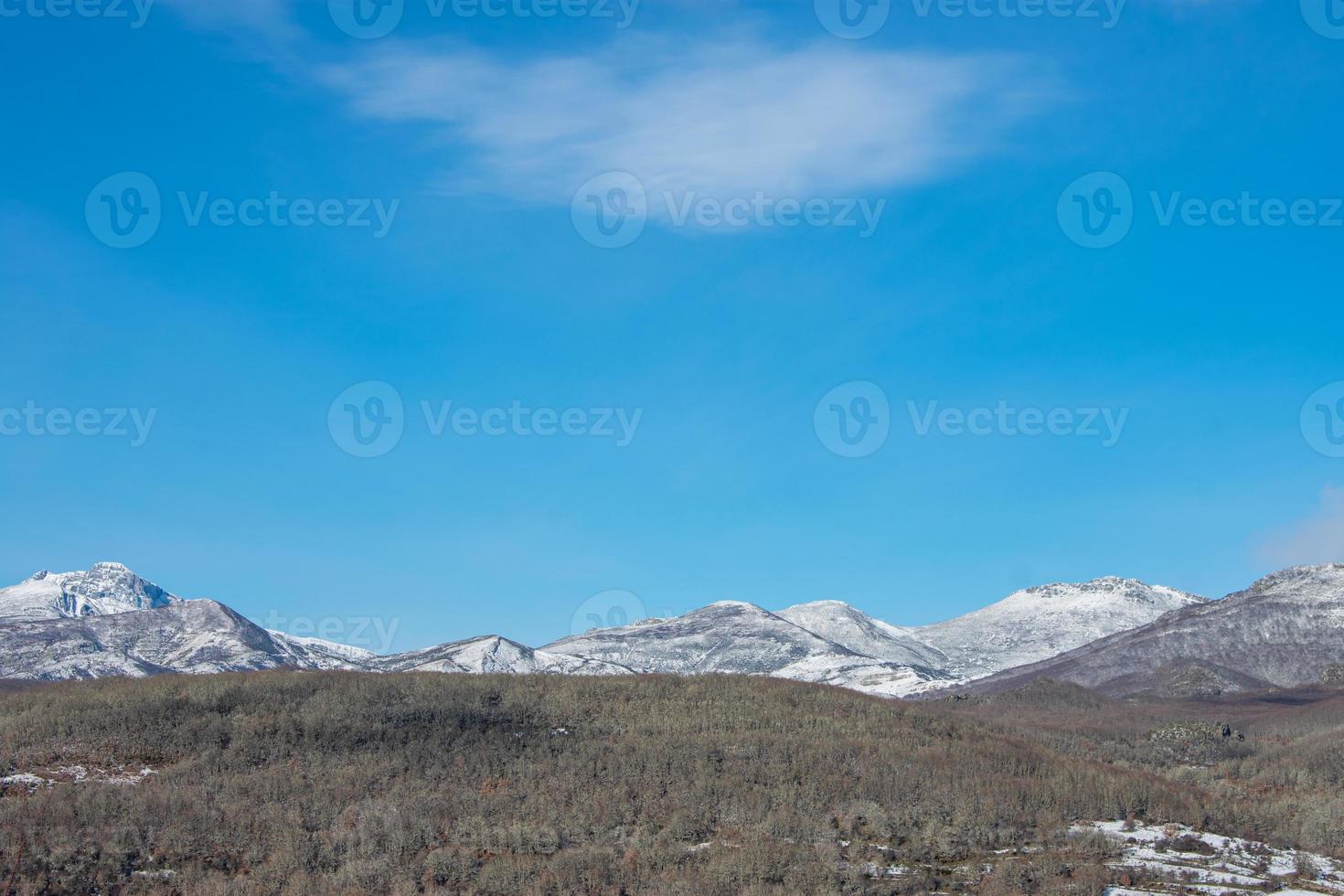 spektakulär utsikt över snötäckta berg med blå himmel foto