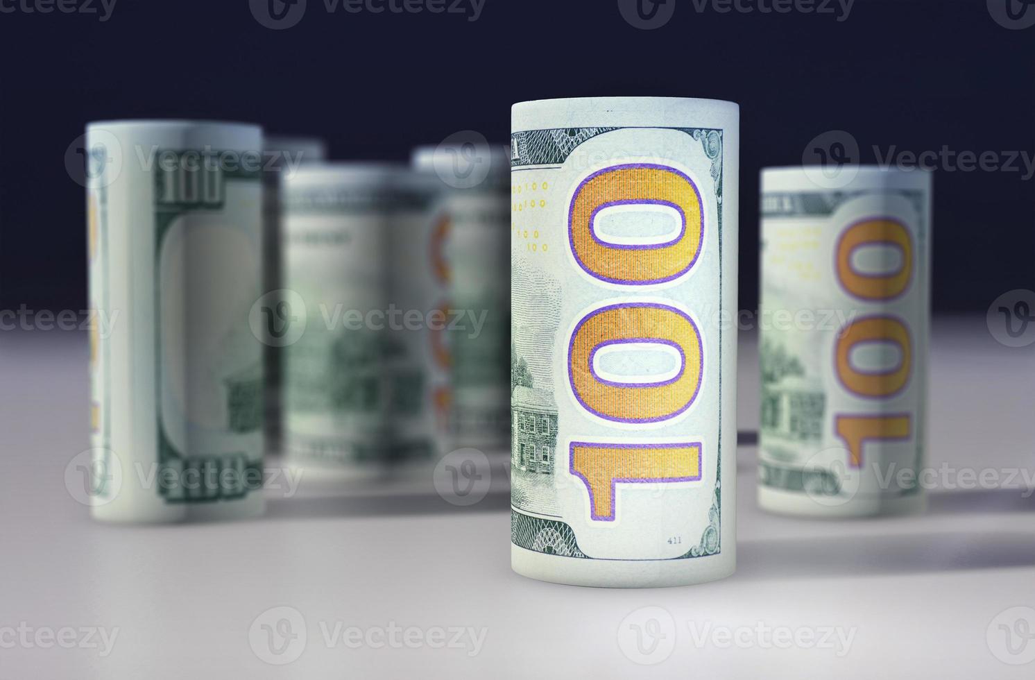 US dollar. sedlar staplade på varandra foto
