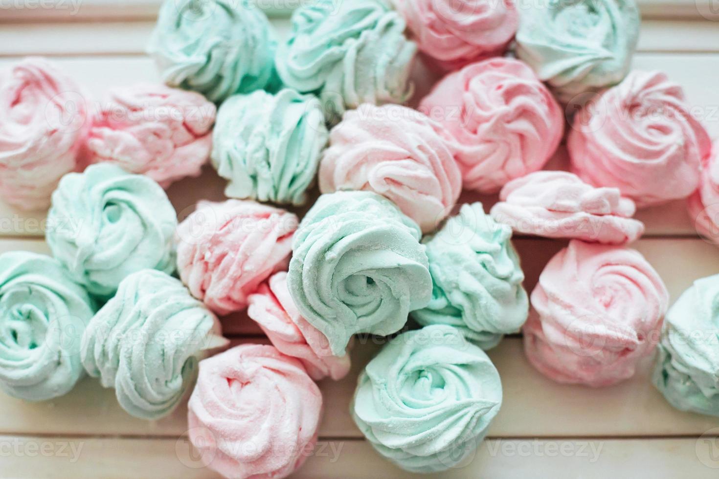 läckra hemlagade marshmallow olika färger på en vit träyta. foto