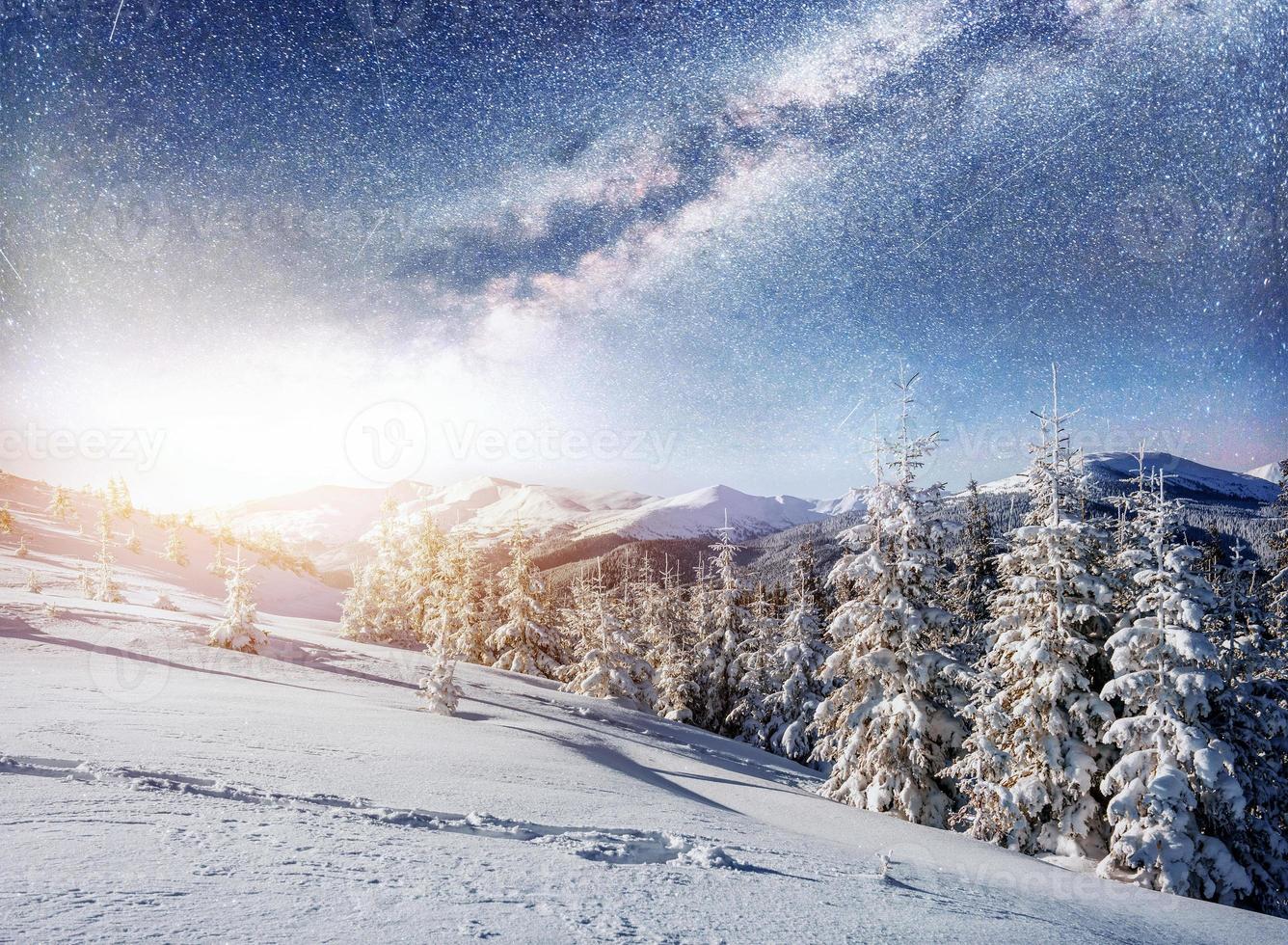stjärnhimmel i vinter snöig natt. fantastiska Vintergatan foto