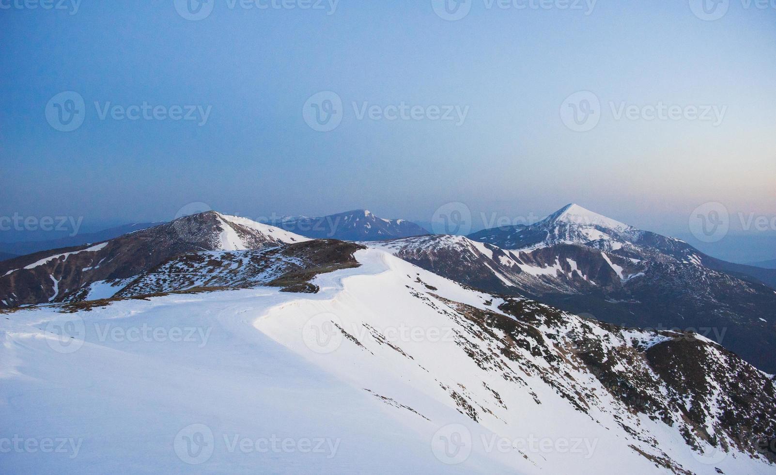 magiska vinter snötäckta träd. solnedgång i Karpaterna. ukr foto