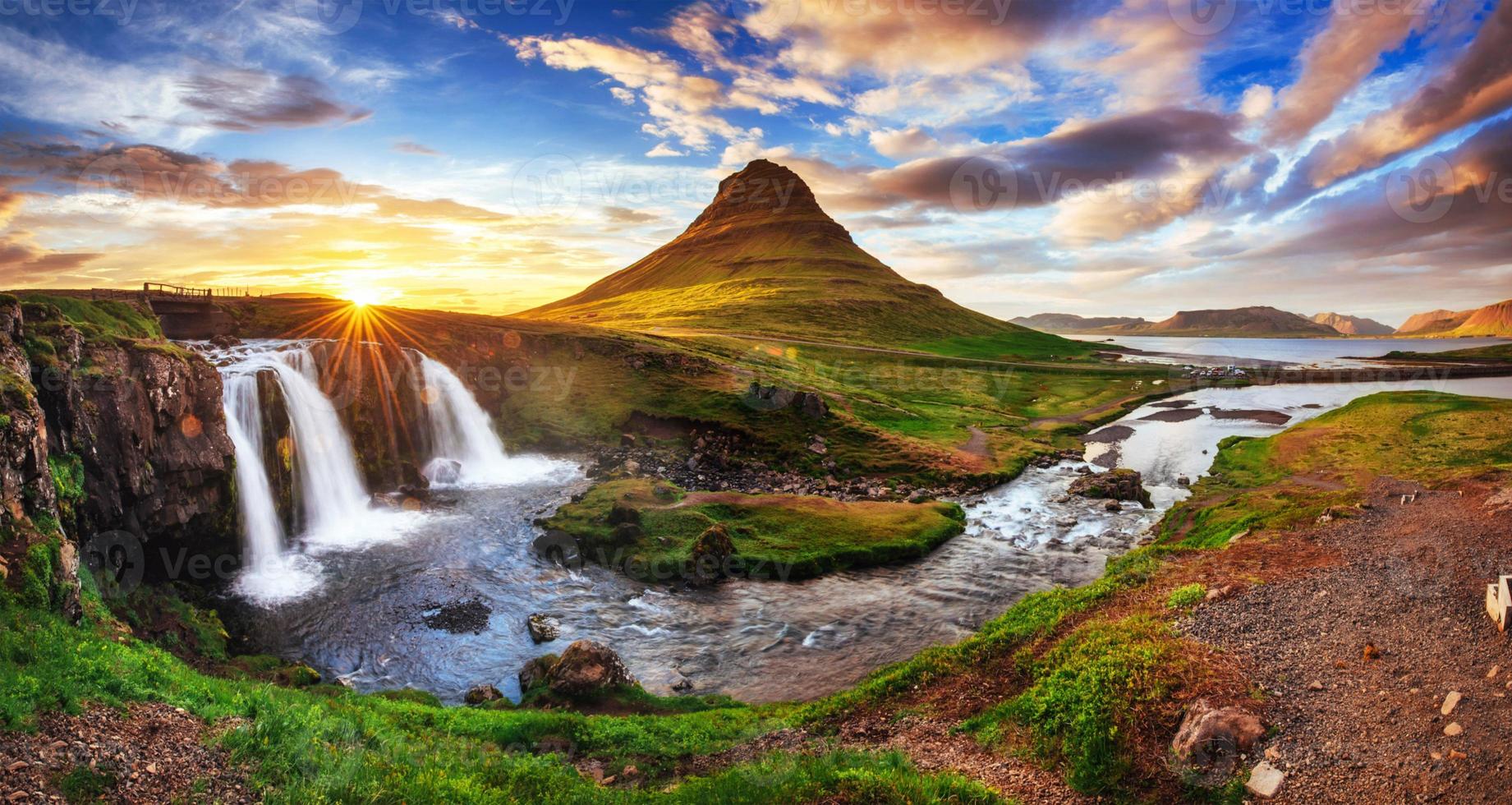 den pittoreska solnedgången över landskap och vattenfall. kirkjufel foto