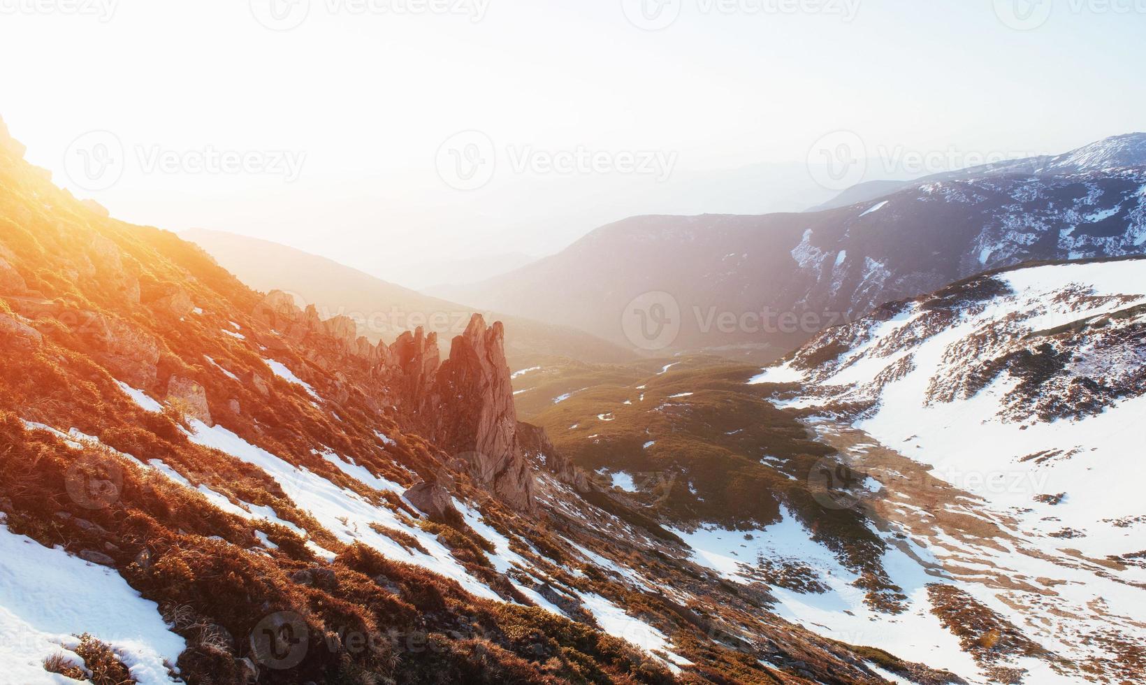 färgglad vårsolnedgång över bergskedjorna i det nationella foto