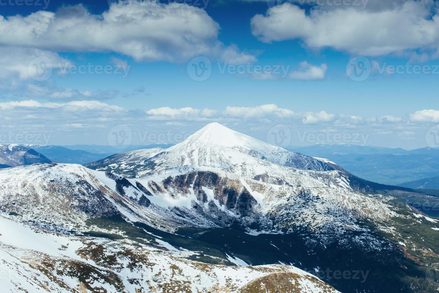 mystiska vinterlandskap majestätiska berg foto