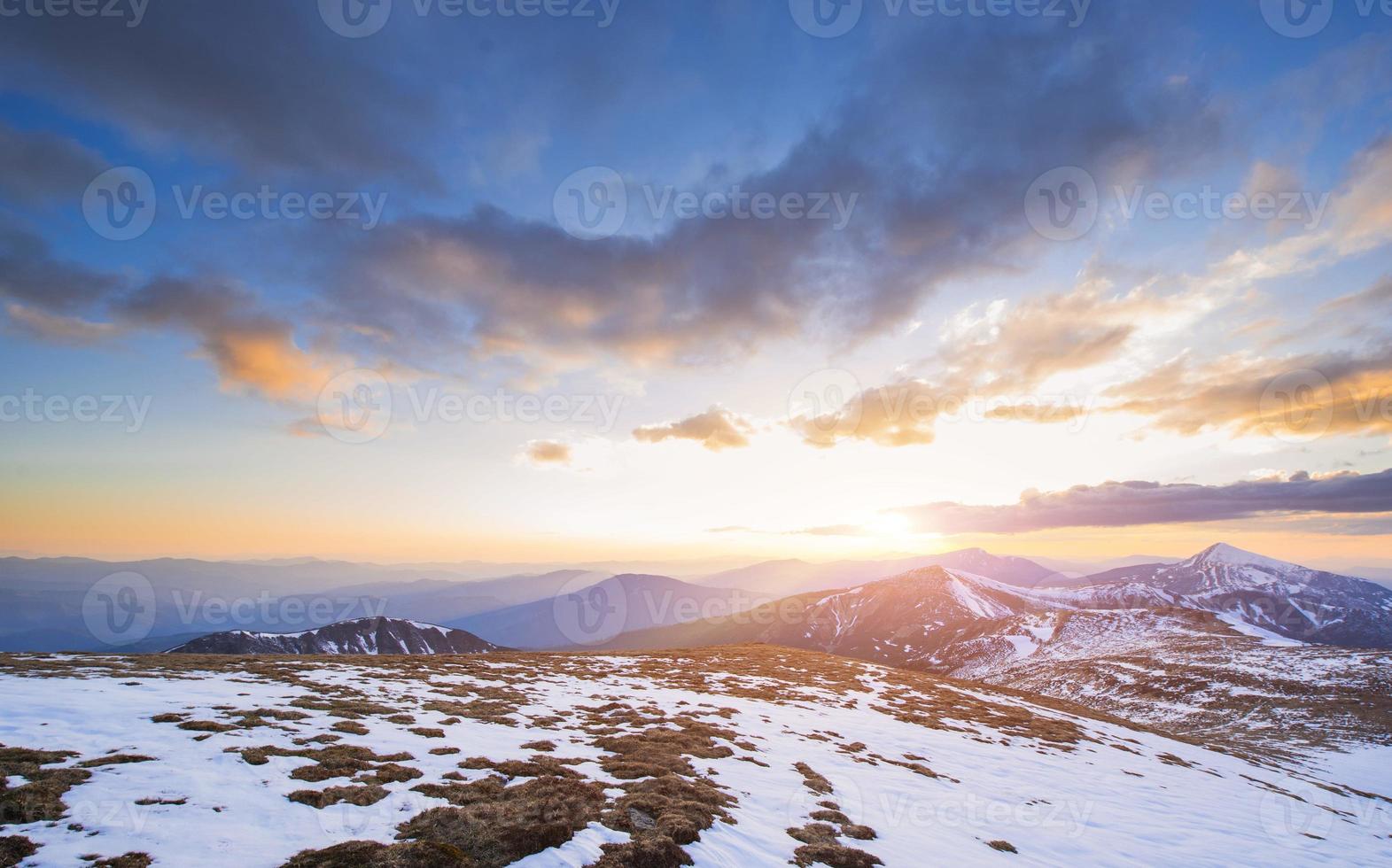 mystiska vinterlandskap majestätiska berg foto