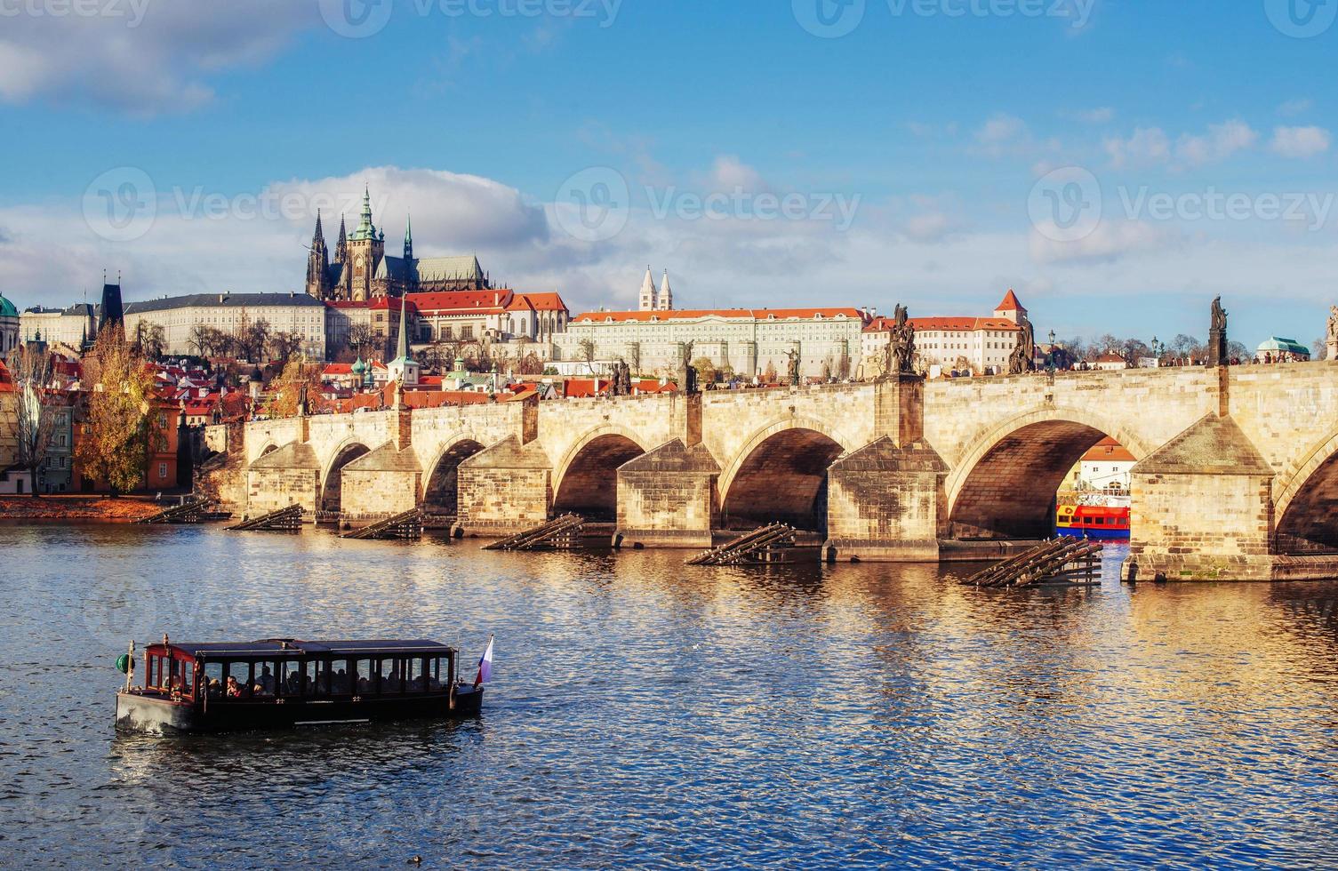 Prag, Tjeckiens skyline med den historiska Karlsbron. foto