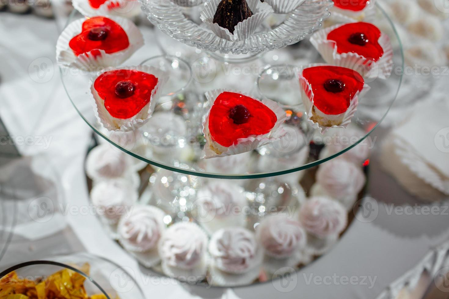 läcker godisbar vid lyxig bröllopsmottagning. exklusiv dyr catering. bord med moderna desserter, cupcakes, godis med frukt. baby- eller bruddusch. högtidsfirande. selektiv fokusering. foto