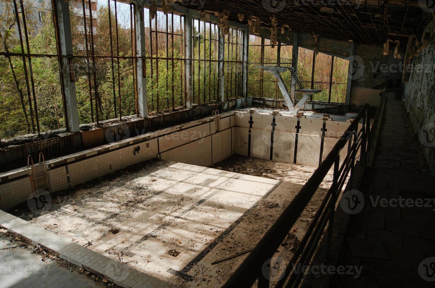 förlorade skolan sport gym med pool i Tjernobyl stadszon av radioaktivitet spökstad. foto