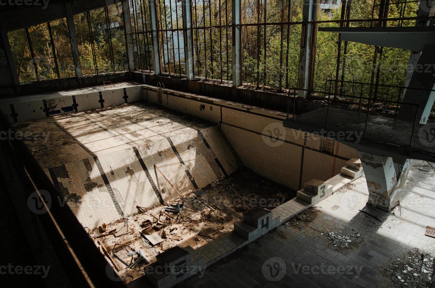 förlorade skolan sport gym med pool i Tjernobyl stadszon av radioaktivitet spökstad. foto