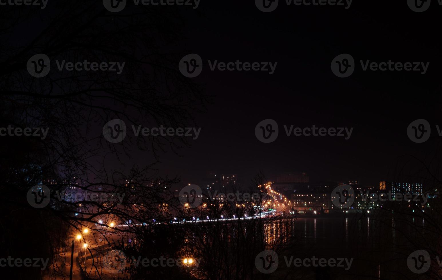 panorama av natten stadsljus och reflektioner på sjön vid ternopil, Ukraina, Europa. foto