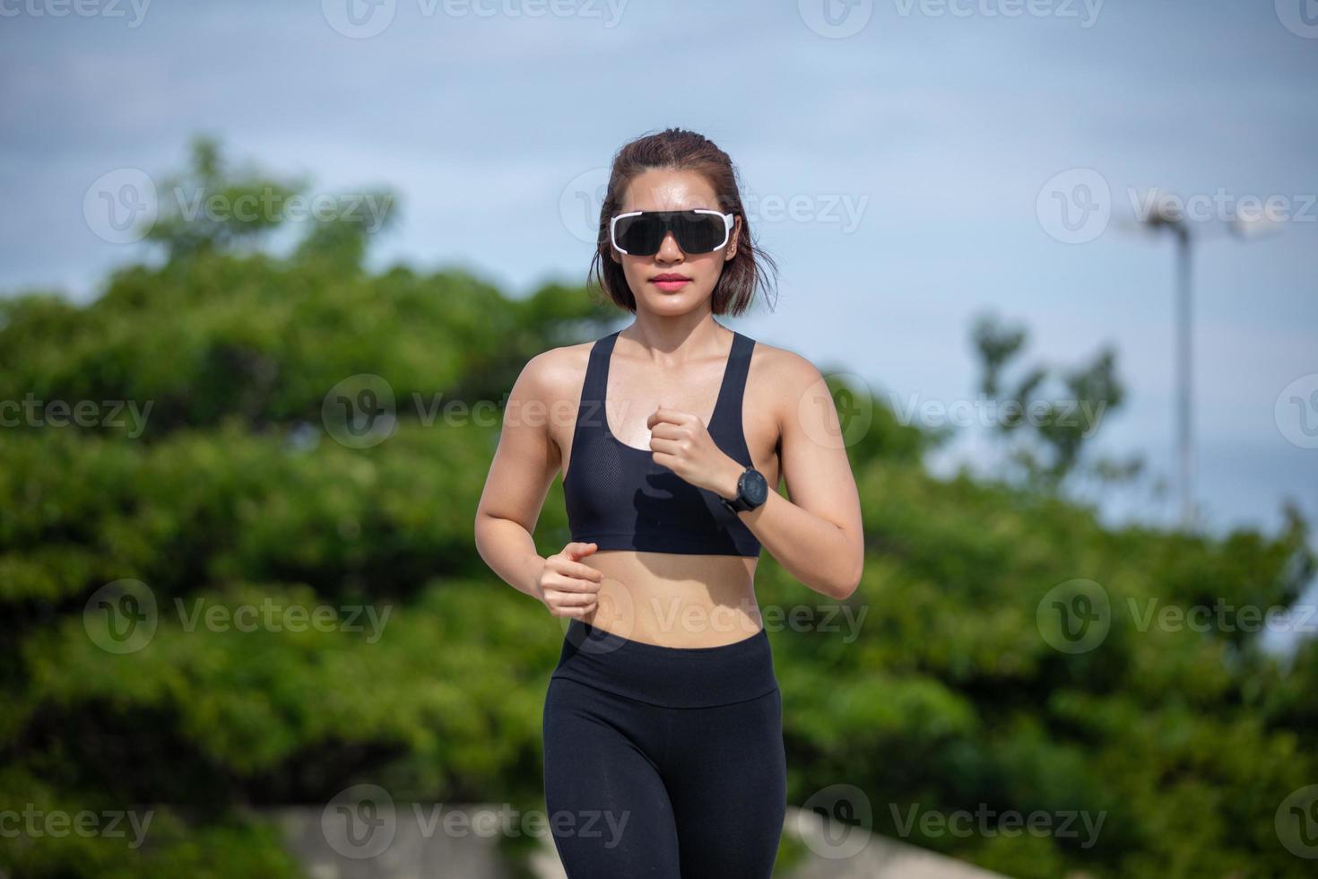 asiatiska kvinnor springer och joggar under utomhus på city run foto