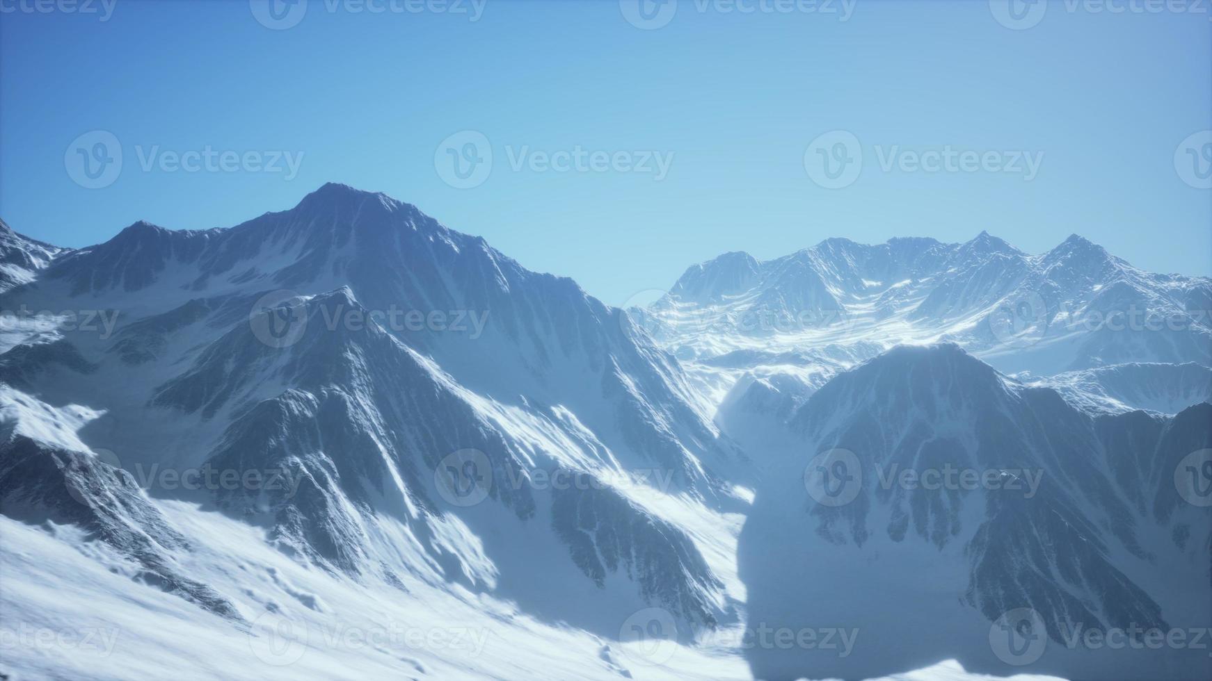 berg vinter kaukasus landskap med vita glaciärer och stenig topp foto