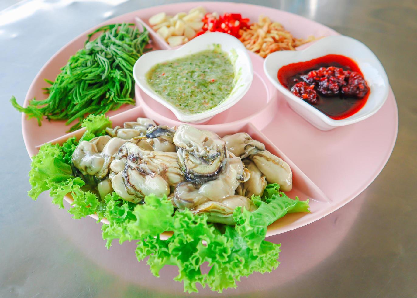 färsk ostronsallad med thailändska örter, favoritmeny för thailändsk skaldjur. foto