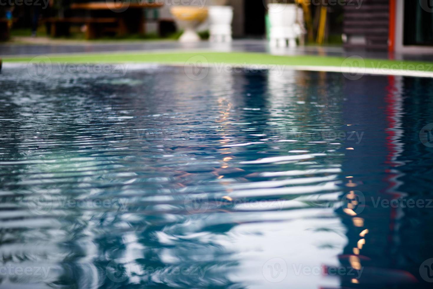 pool med klart blått vatten det finns en reflektion i vattnet, ett hälsosamt poolkoncept. foto