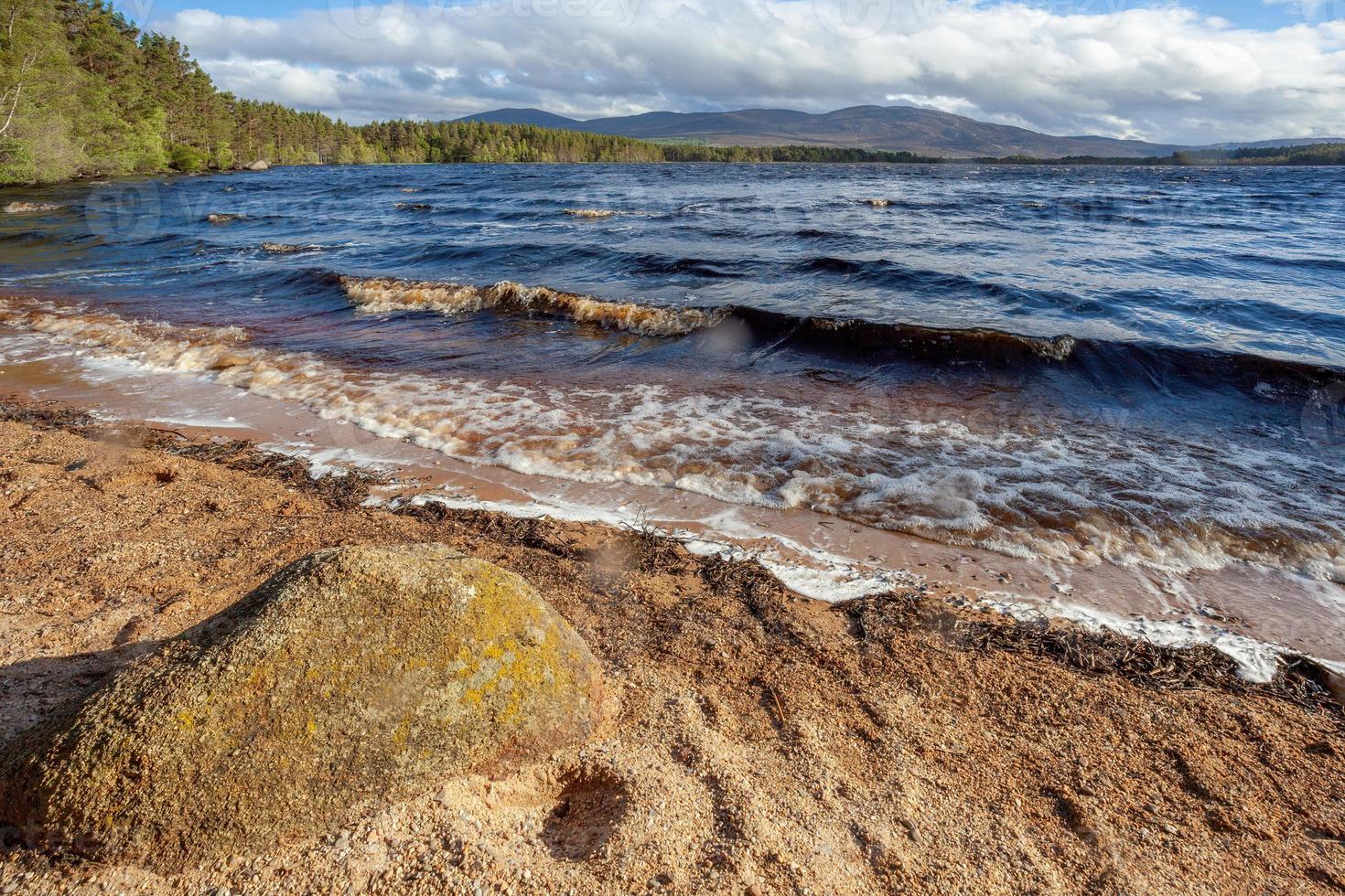 hackigt vatten på loch garten i Skottland foto