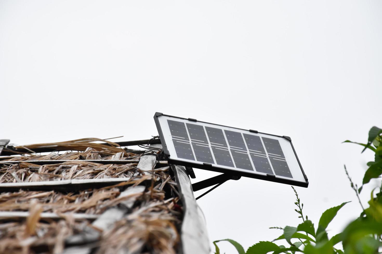 solcellspanel, ny teknik för att lagra och använda kraften från naturen med människoliv, hållbar energi och miljövänkoncept. foto