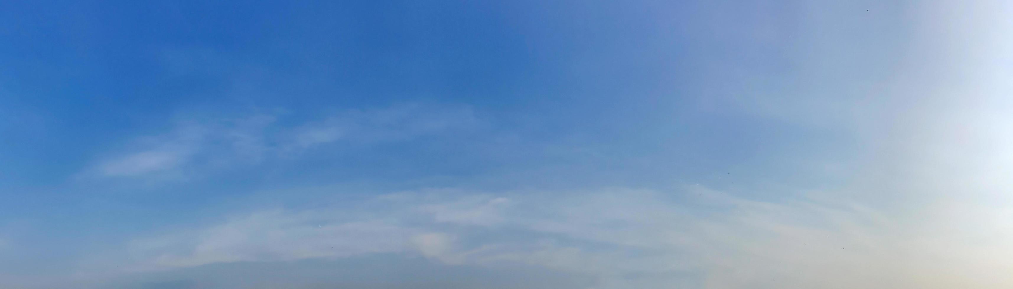 panoramahimmel med moln på en solig dag. foto