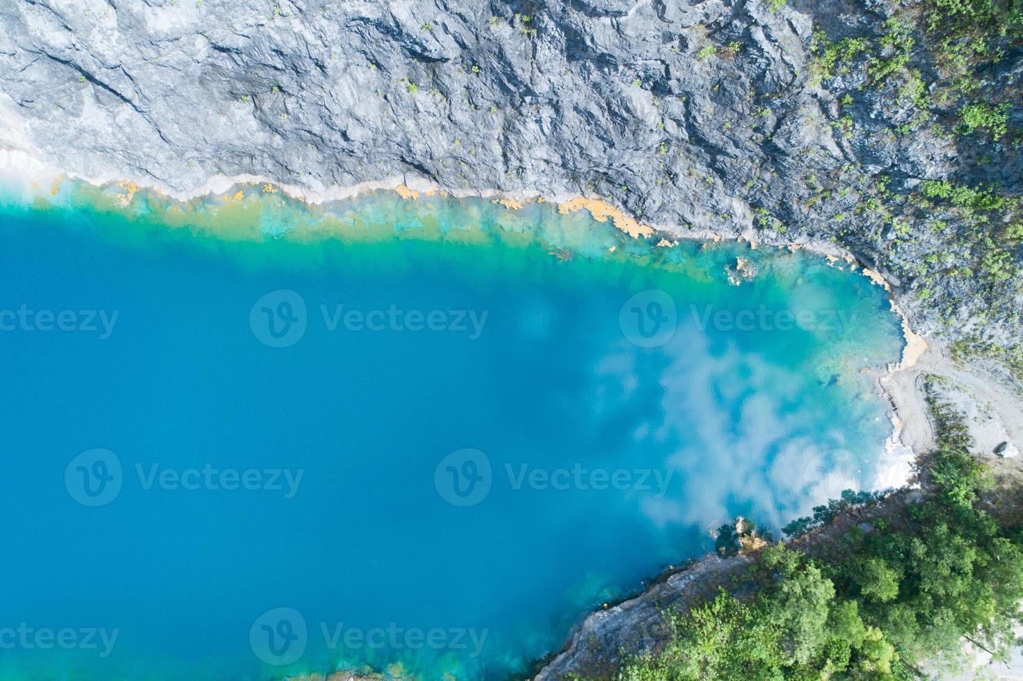 Flygfoto över fantastisk damm i tropisk regnskog med bergsklippor topp vacker vattenyta i phang nga thailand foto