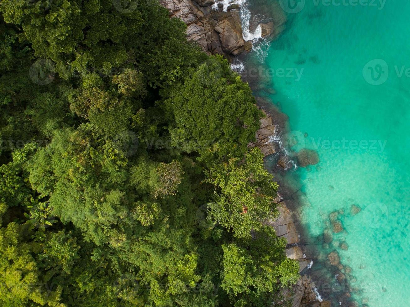 flygvy uppifrån och ner havet vackert turkost hav och berg i solig dag bra väder dag sommar bakgrund fantastiskt hav i Phuket Thailand den 23 november 2021 foto