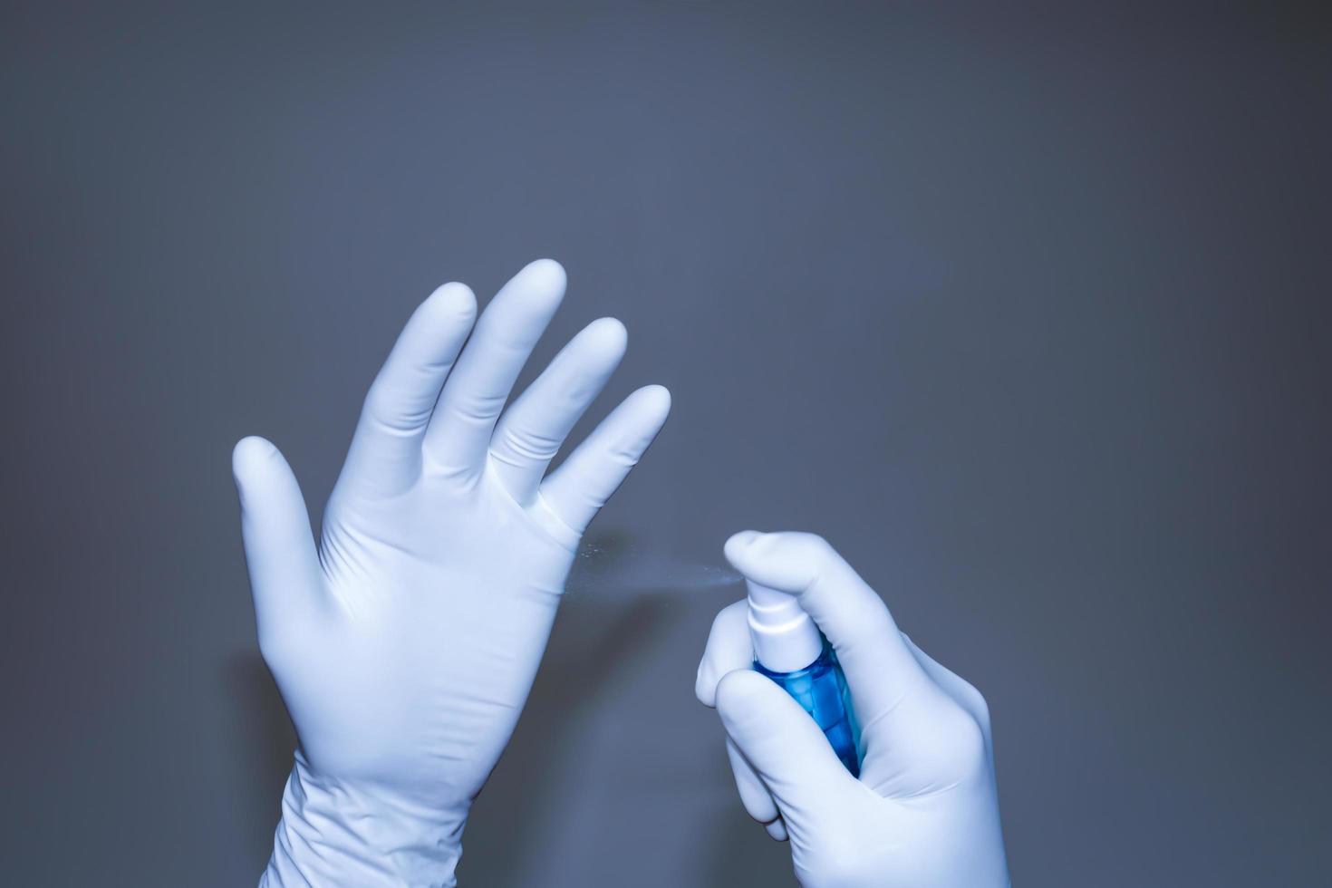 läkare och sjuksköterskor injicerar alkoholgel för att döda viruset och rengöra handskarna på sjukhuset eller labbet. koncept för rengöring och virusskydd i människokroppen. foto