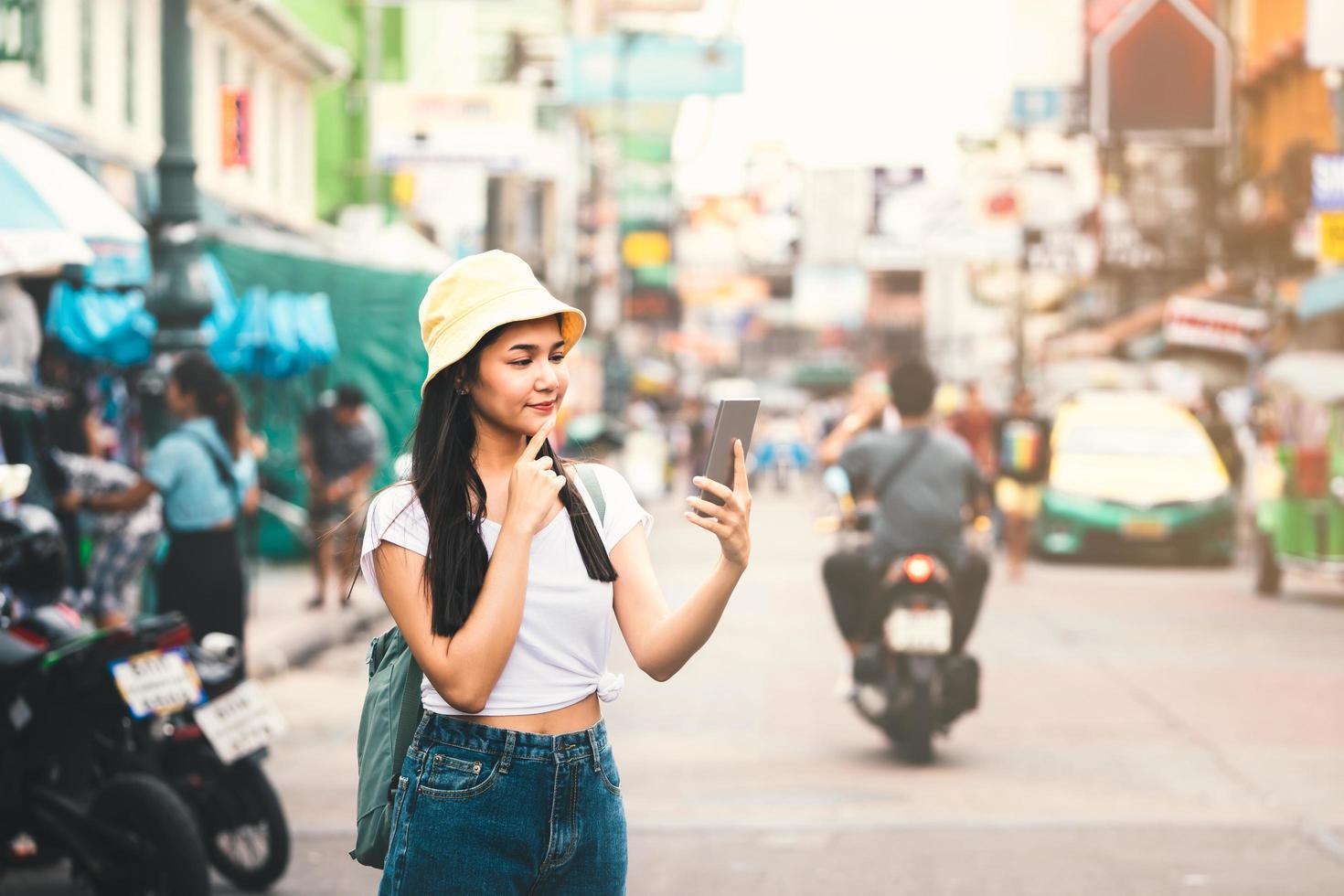 asiatisk kvinna som använder smartphone på khaosan road foto