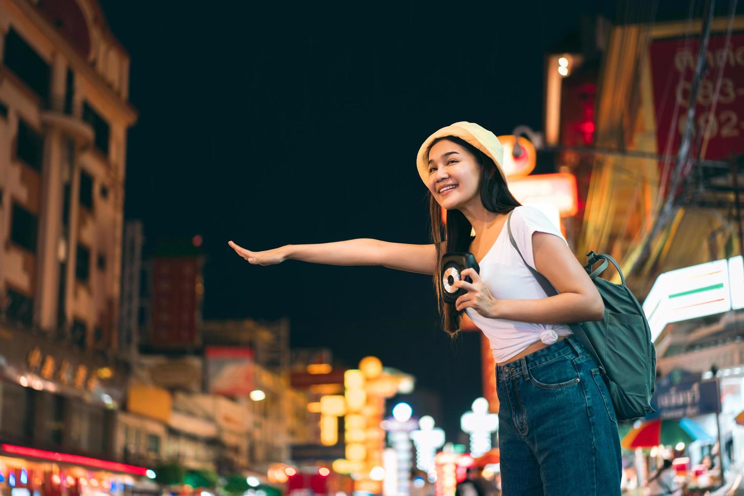 ung asiatisk ensamresenär vuxen kvinna ringer taxi på natten foto