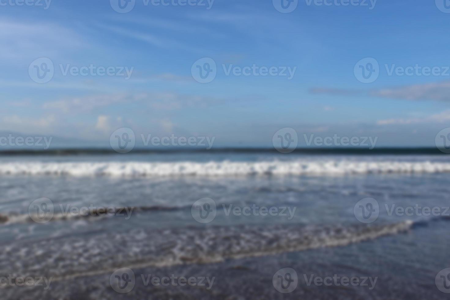 oskärpa foto av stranden och blå himmel