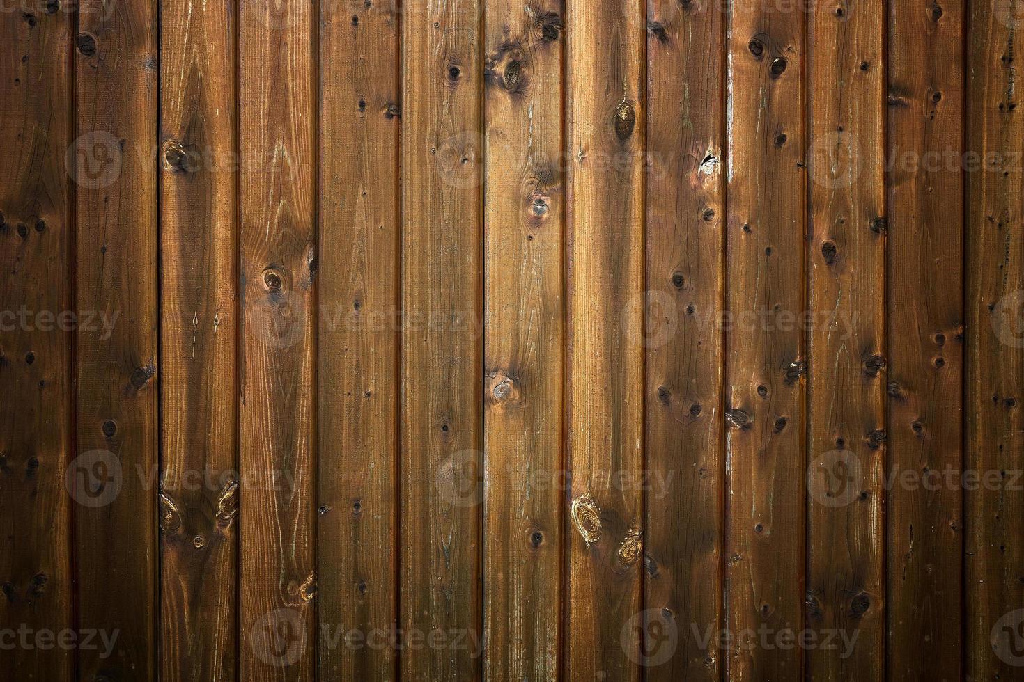 mörk texturerad träbakgrund gjord av bruna brädor. gamla rustika vertikala brädor. konceptet är ekologi, vintage, by, natur. platt låg. utrymme för text. foto