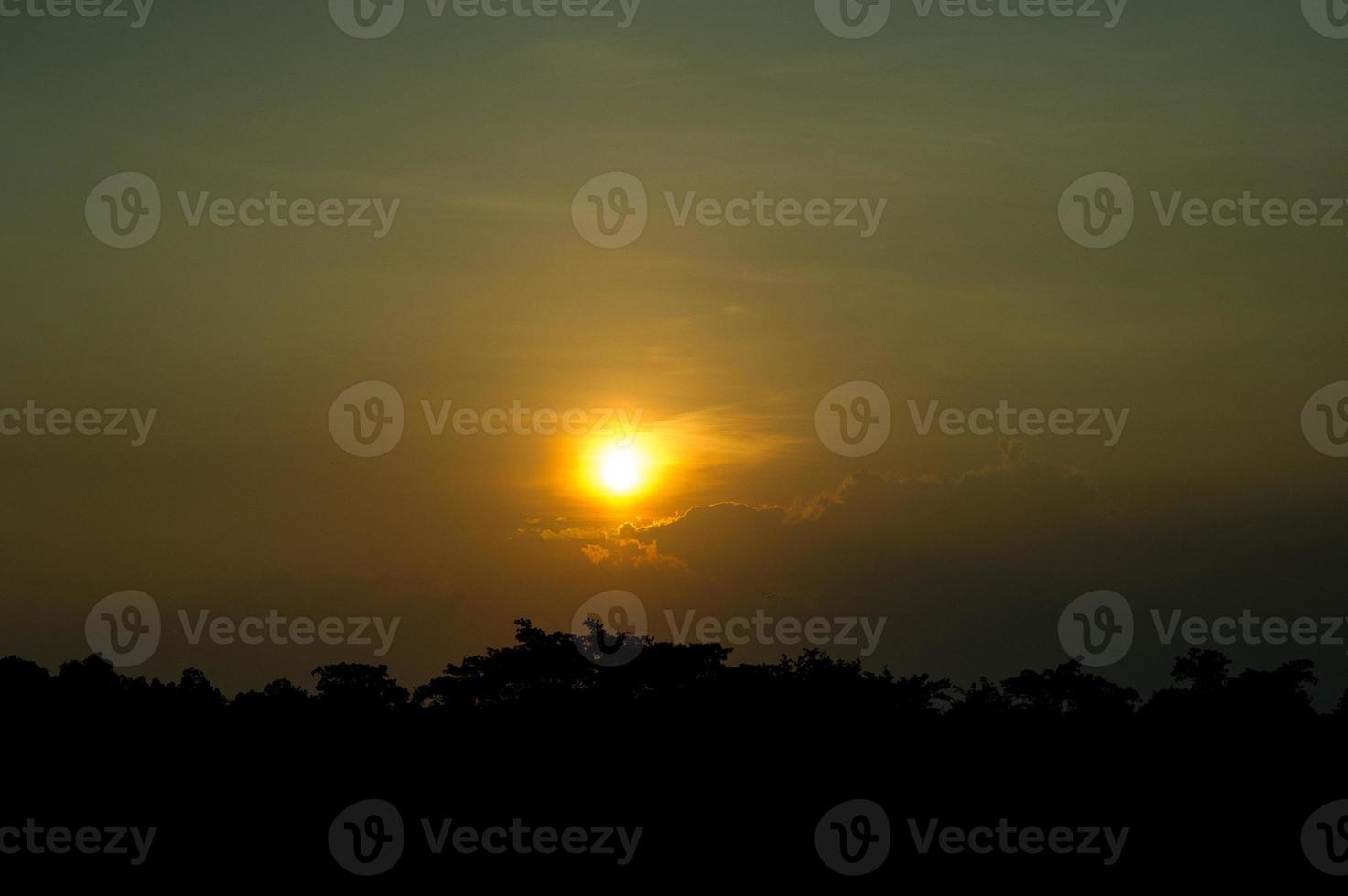 himmel och sol blå och orange på himlen på sommaren. foto