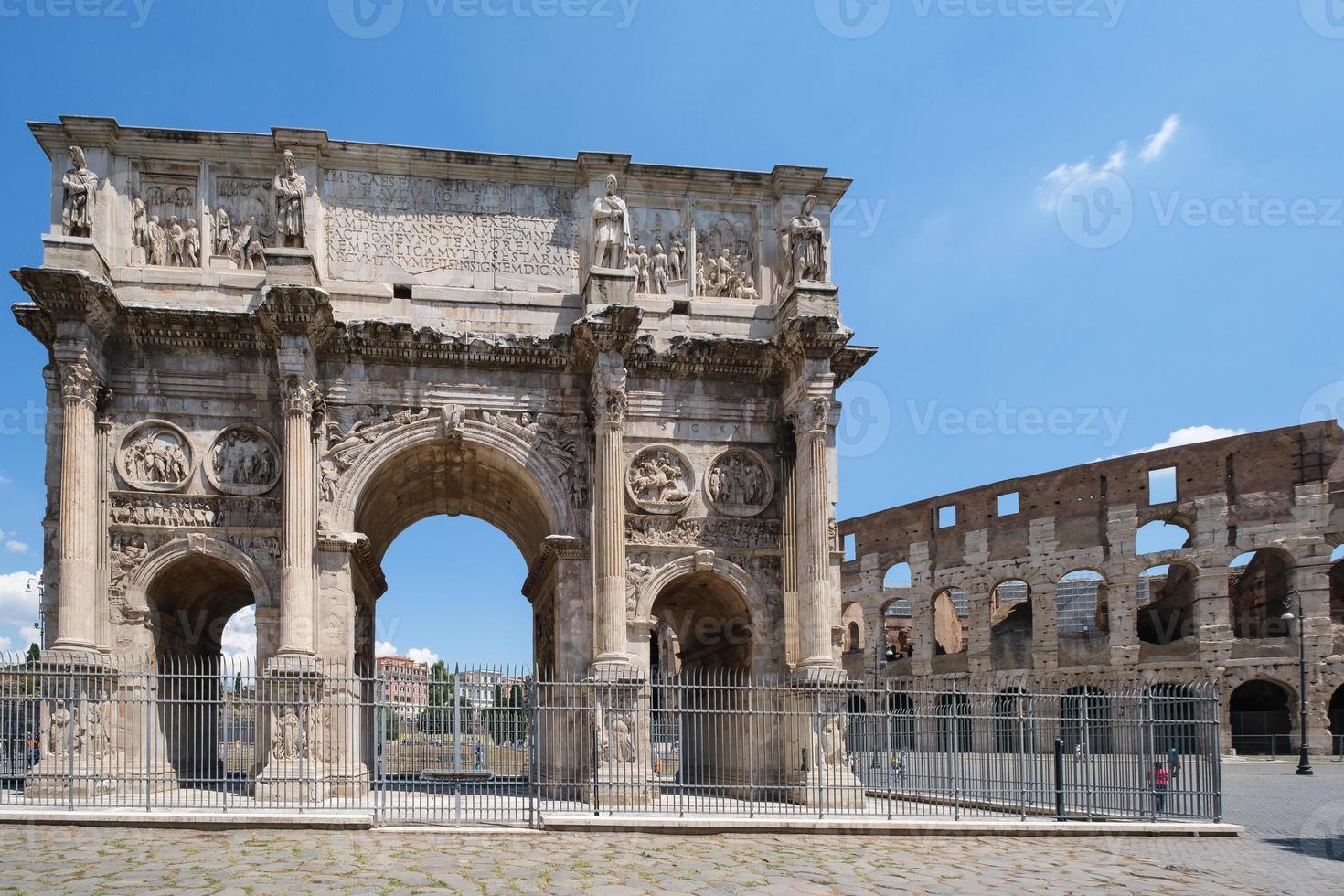 costantine triumfbåge och colosseum rome lazio italien foto