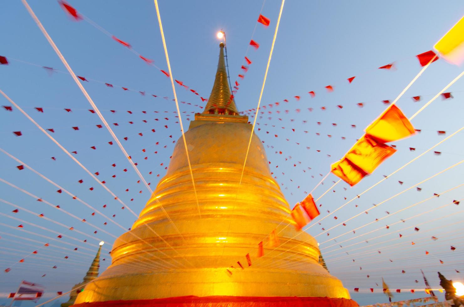 phukhao thong tempel på natten foto