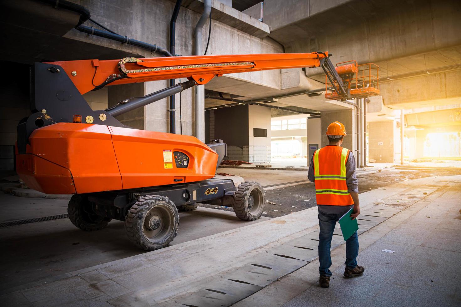 ingenjör järnväg under kontroll byggprocess tågprovning och kontroll av järnvägsarbete på järnvägsstation med radiokommunikation .ingenjör bär skyddsuniform och skyddshjälm i arbetet. foto