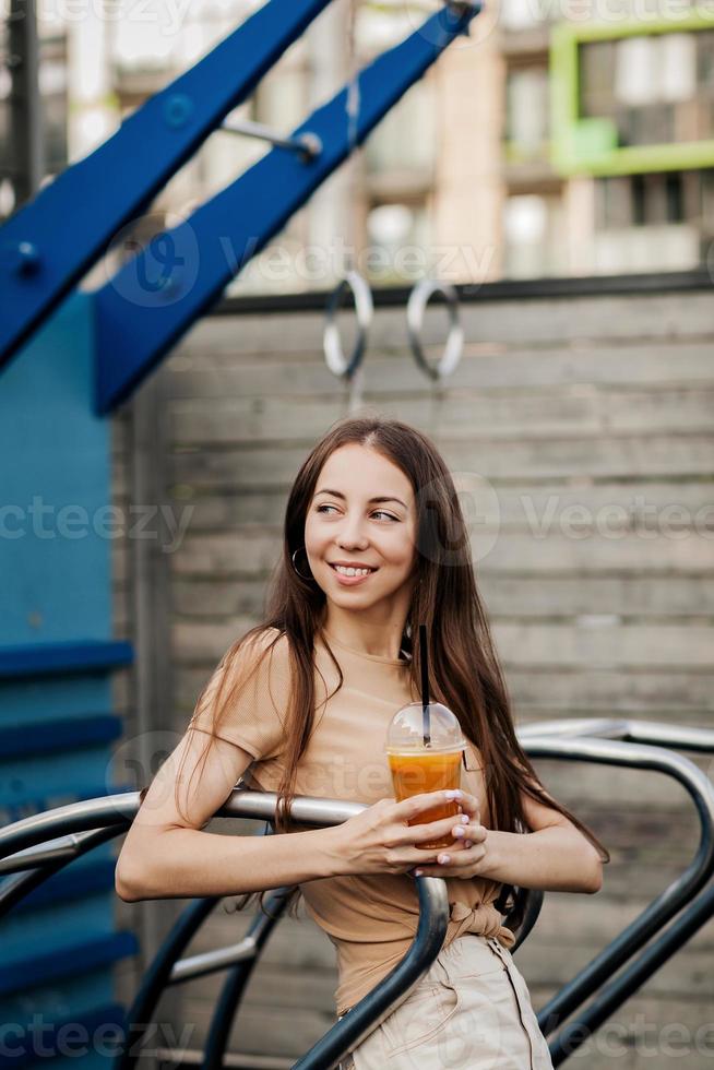 kvinna modell med färsk frukt juice kopp foto