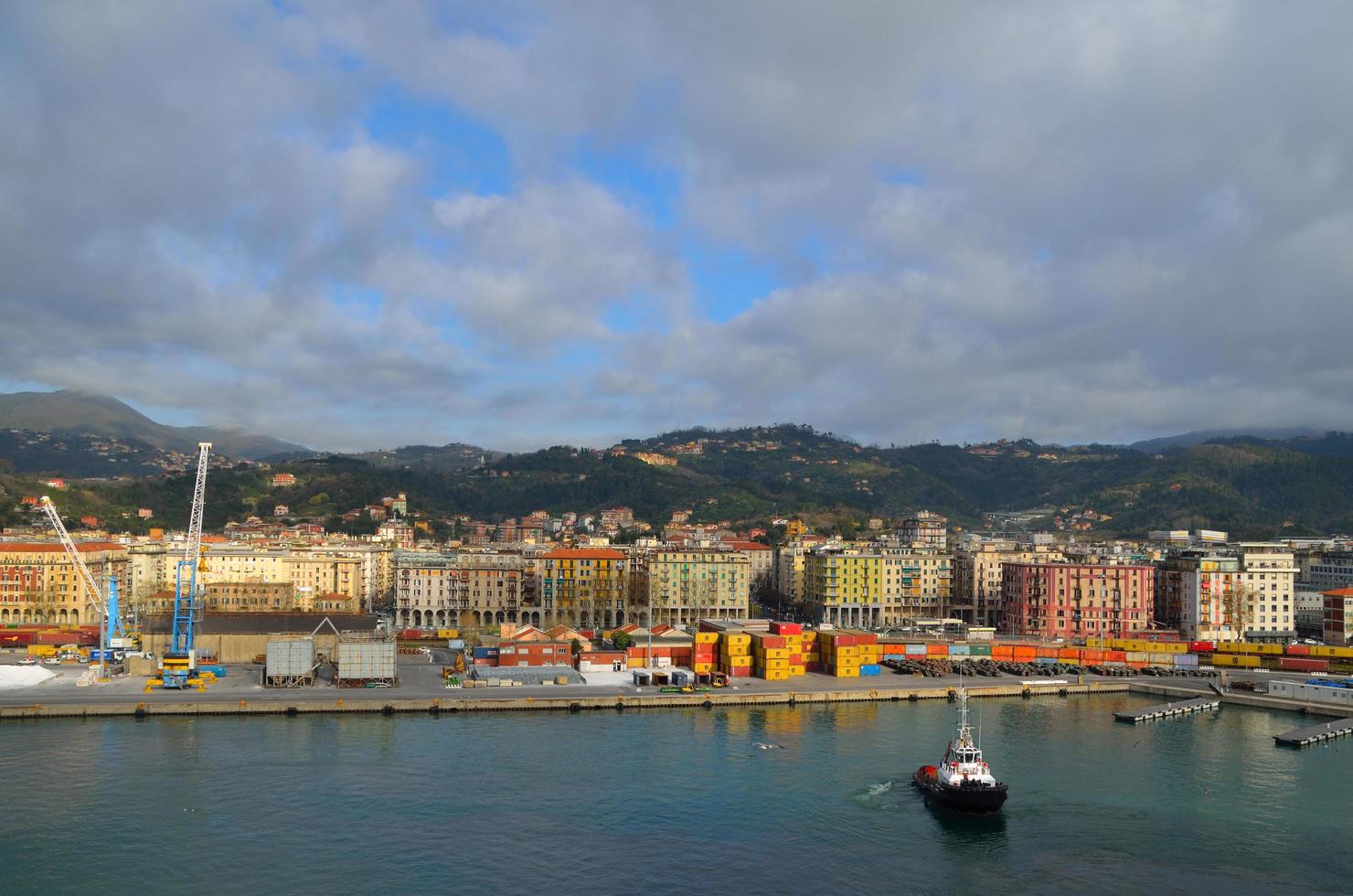 färgglada hamnen i la spezia foto