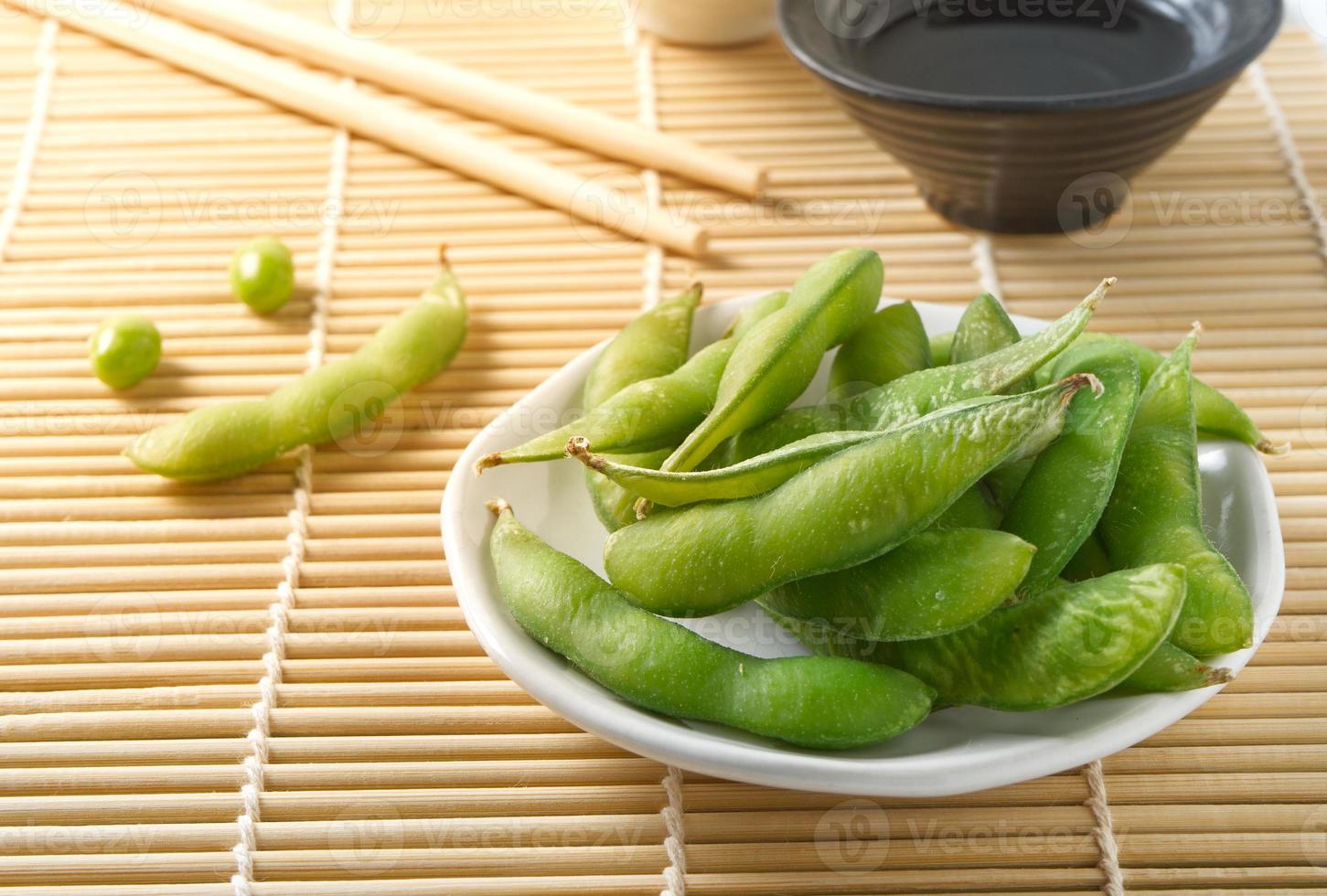 edamame japanska kokta gröna sojabönor foto