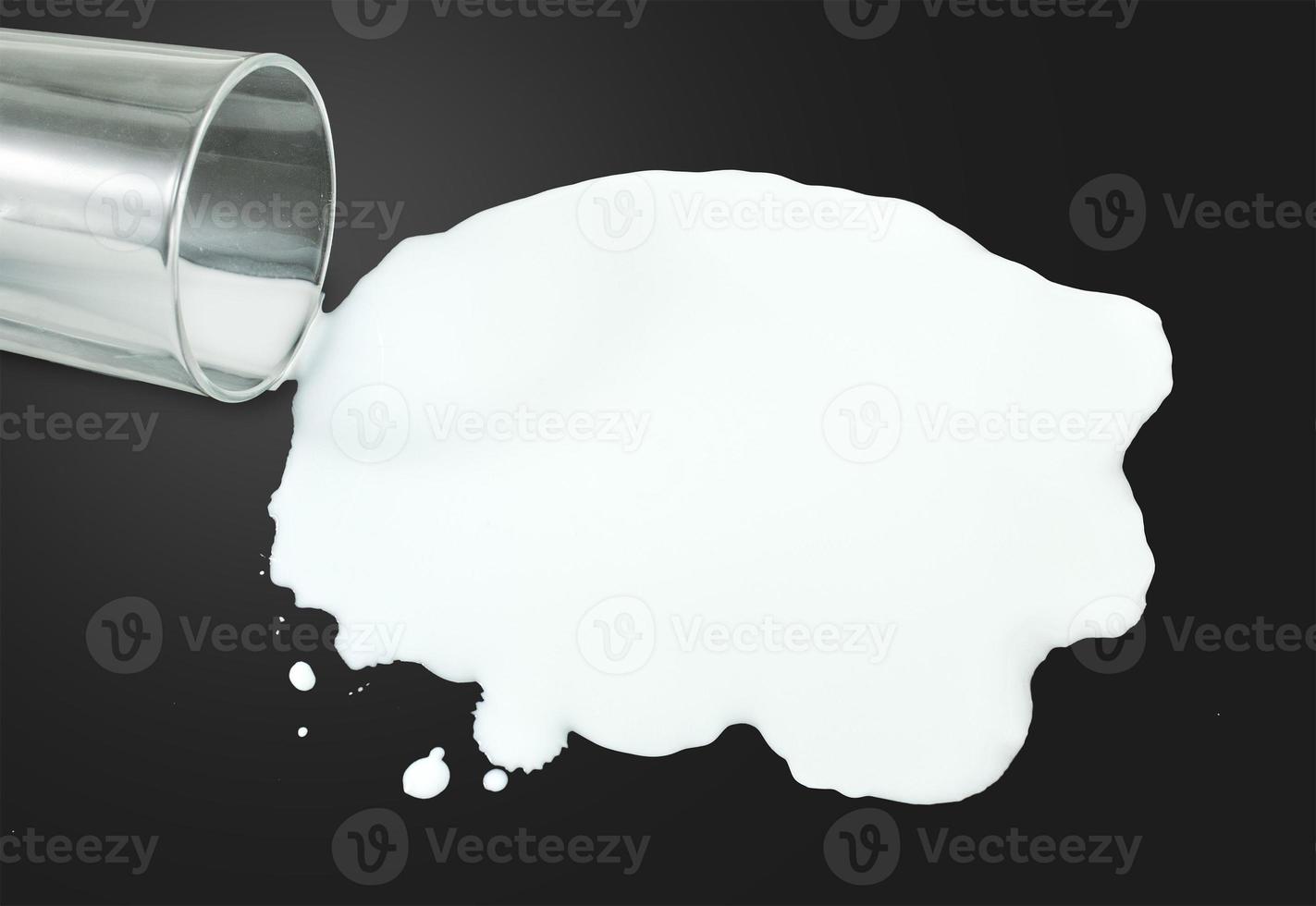 mjölk spills från glas foto