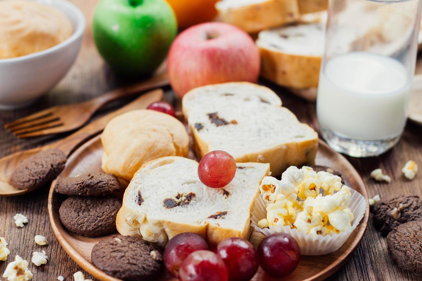 frukost med kaka, bröd, färsk frukt för hälsosam kost och mjölk foto