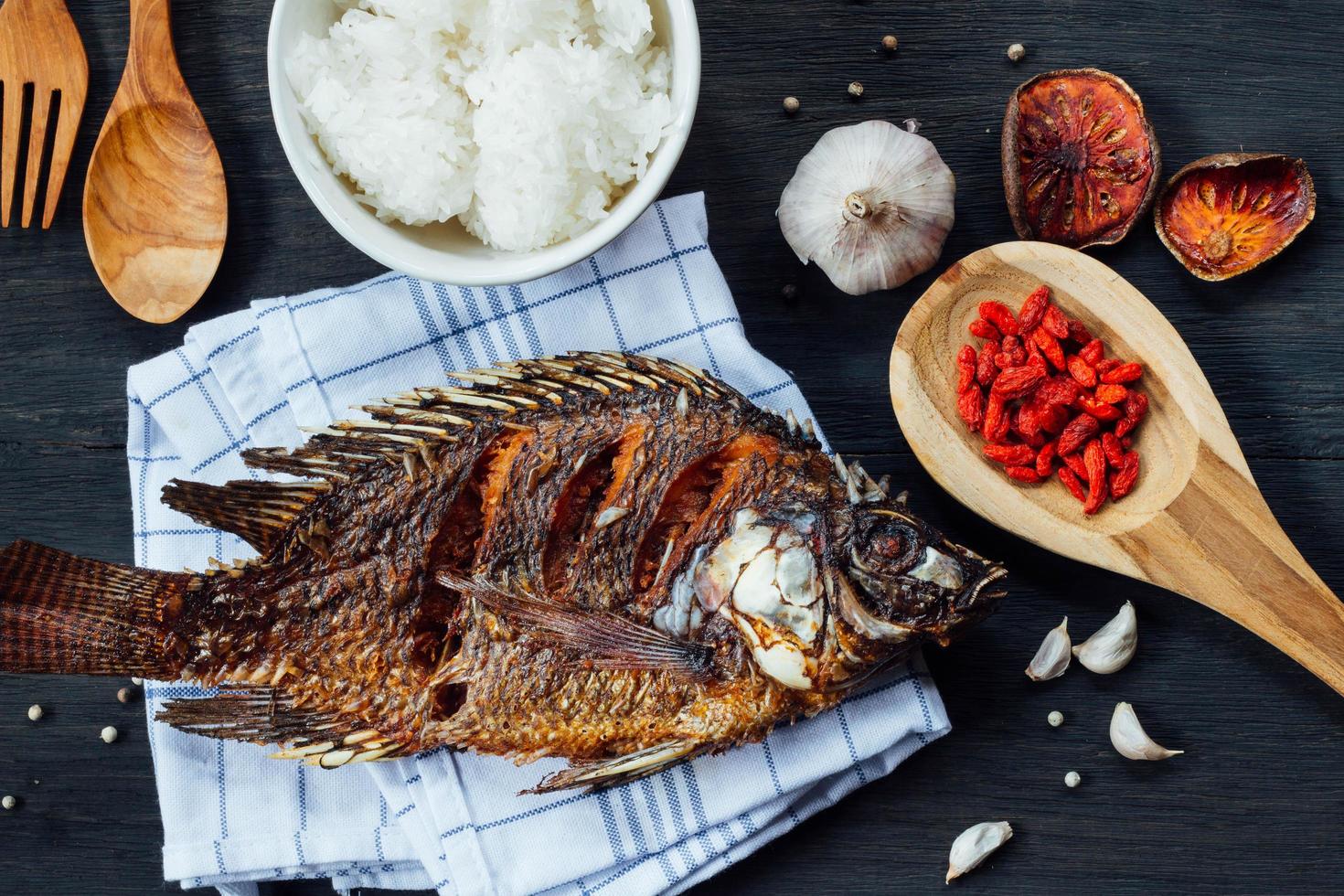 stekt fisk och ris med grönsaker foto