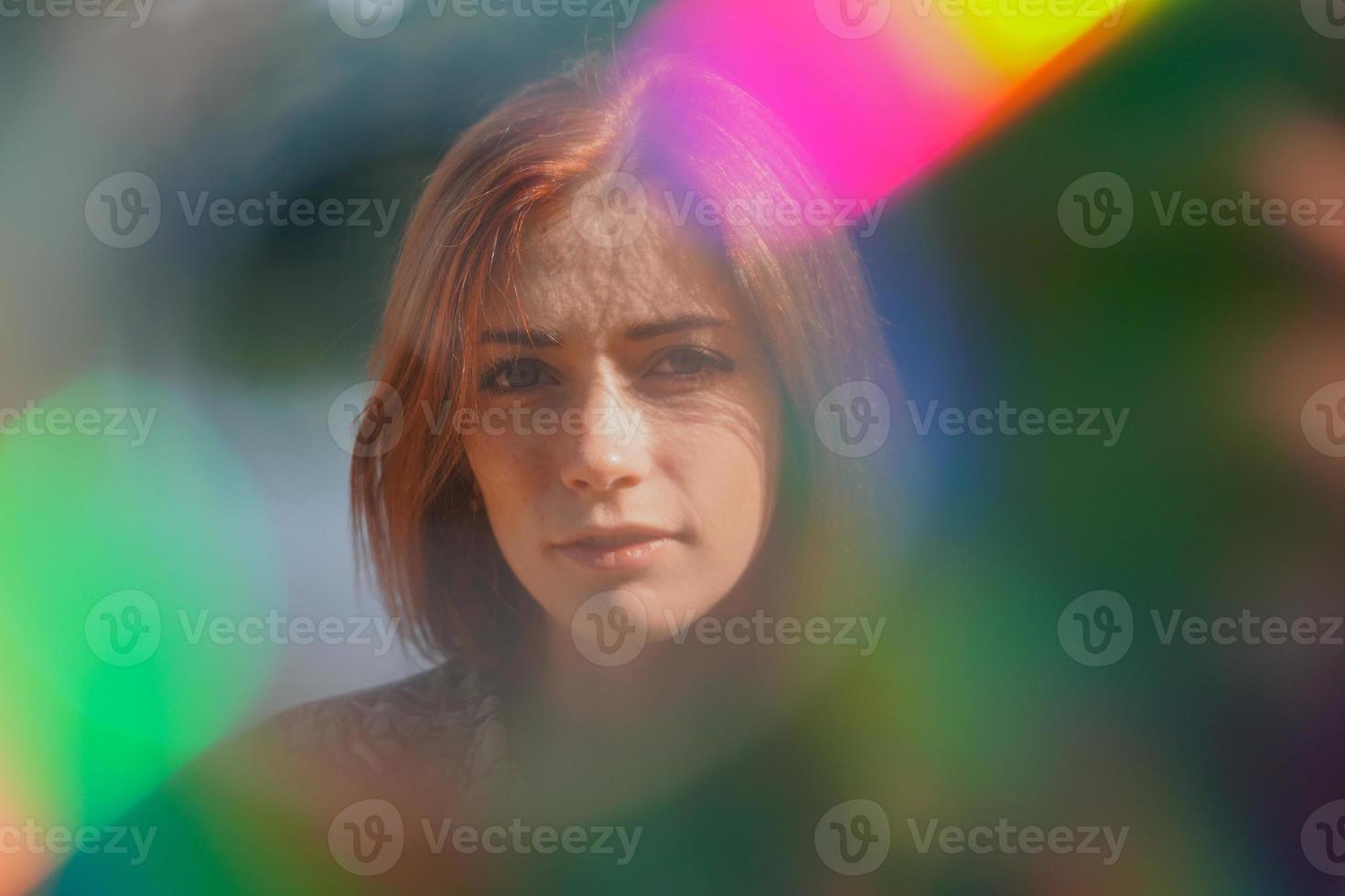 funky porträtt av en ung kvinna med linsljus och ljusläckor foto