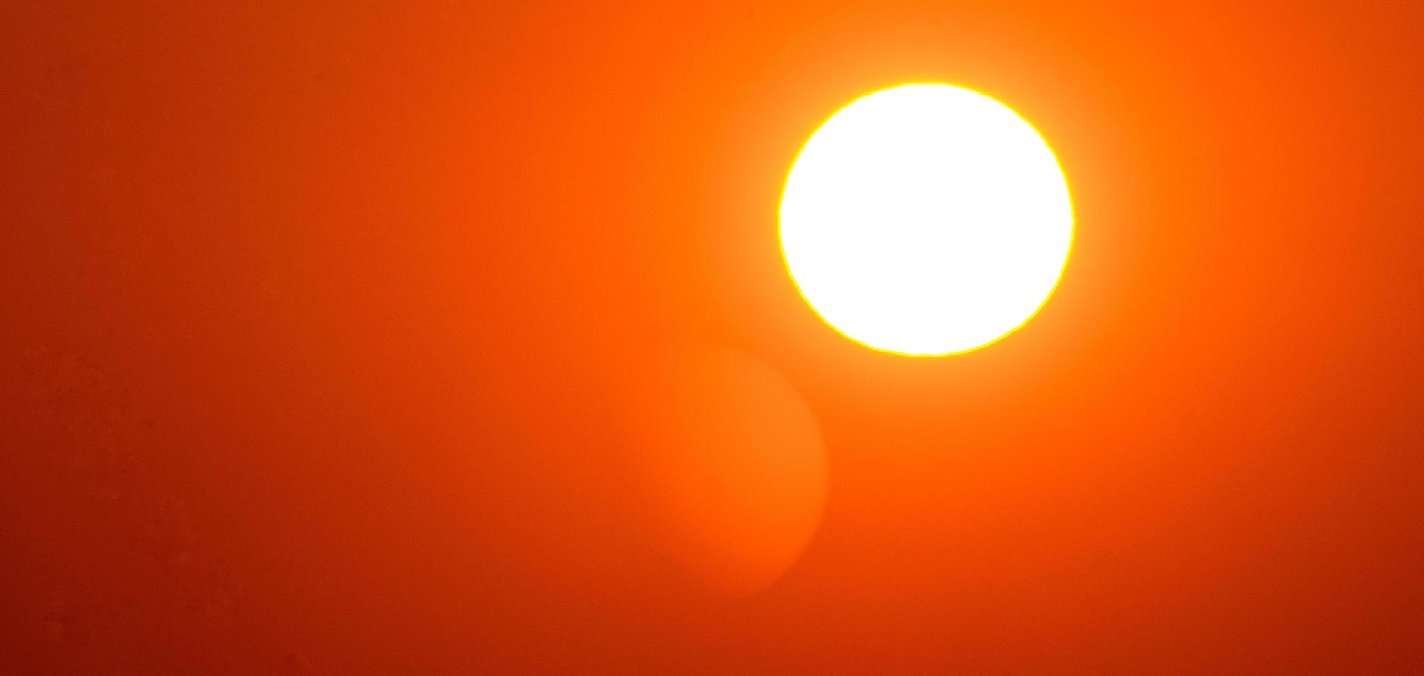 ljus vit sol med orange panorama foto