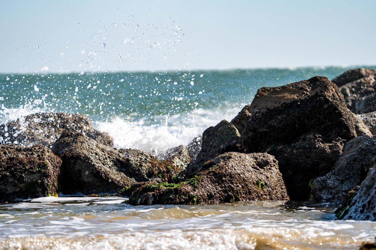 havet rasar över stenar foto