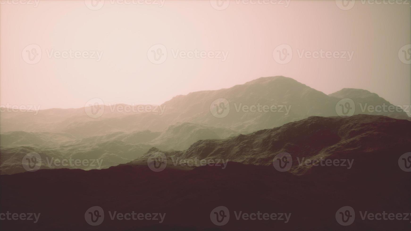landskap av bergskedjan Dolomiterna täckt av dimman foto