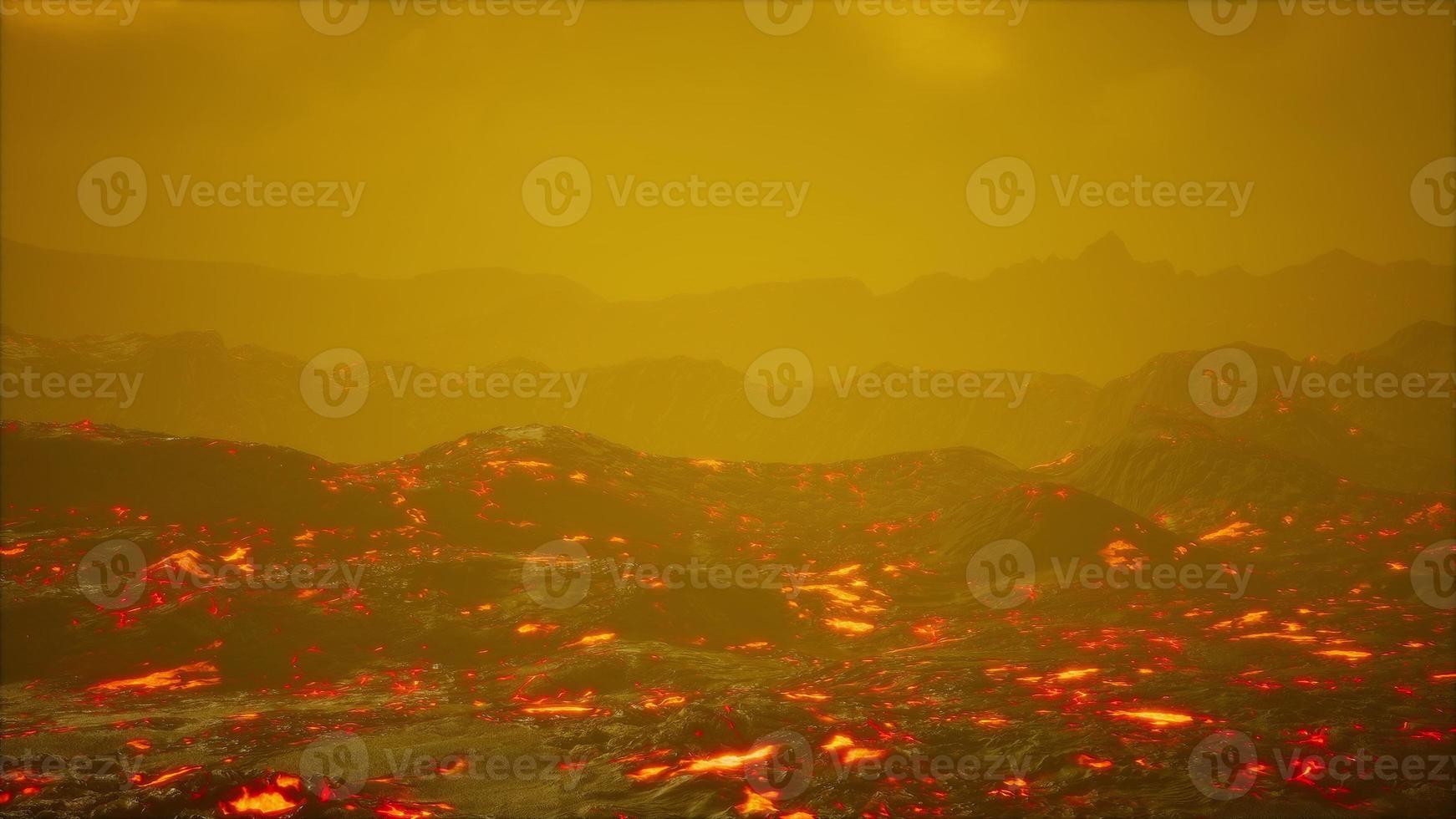 vacker utsikt på natten av den aktiva vulkanen med röd lava foto