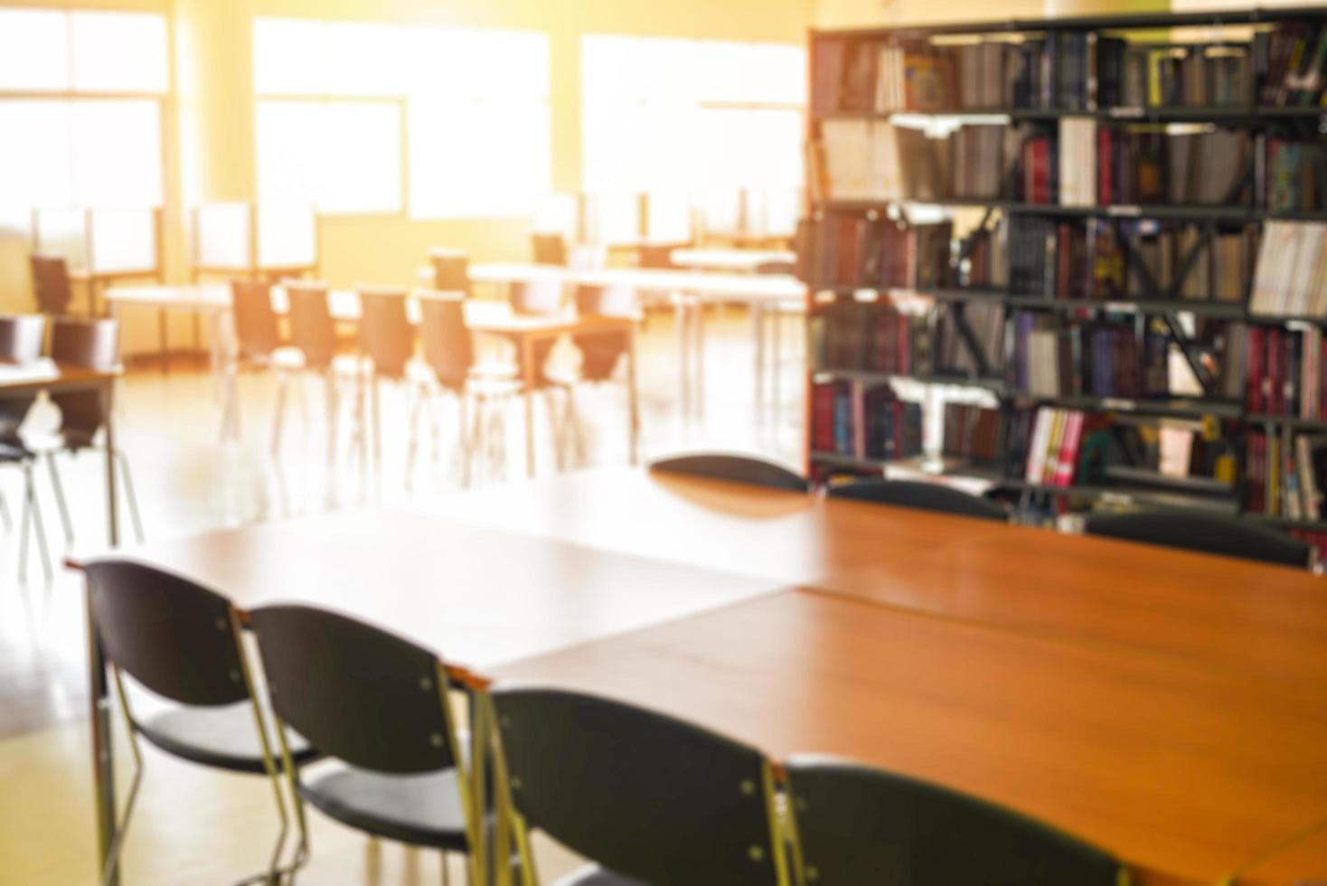 biblioteksböcker med bord - suddig bild många böcker på bokhyllan i biblioteksrummet foto